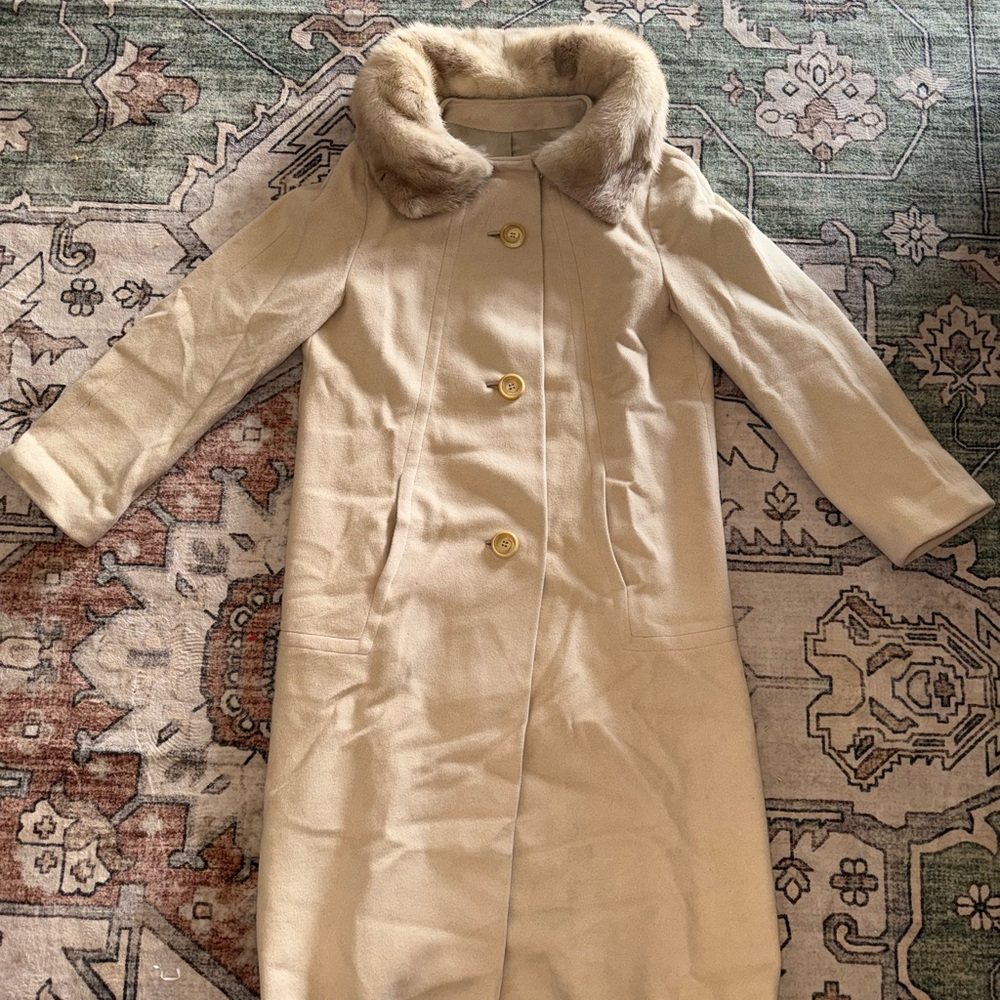 Elegant Beige Trench Coat with Faux Fur Collar 100 % Cashmere